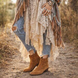 Dolce Vita SZ 9 Suede Booties Caramel Camel Brown Pull On Style 1 1/2" Heel